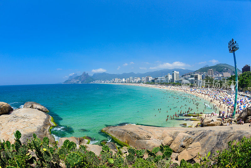 巴西里约热内卢Ipanema Arpoador拥挤的海滩